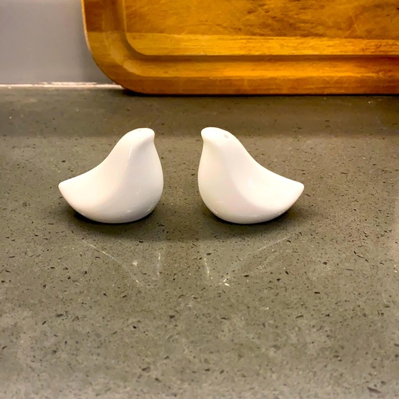 Macy’s Lovebirds salt and pepper shaker - Picture 2 of 3